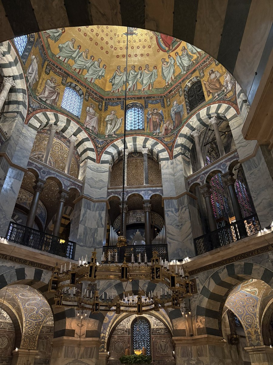 アーヘン大聖堂⛪️ ヨーロッパで1番最初に世界遺産登録された教会で アーヘン大聖堂⛪️ ヨーロッパで1番最初に世界遺産登録された教会で