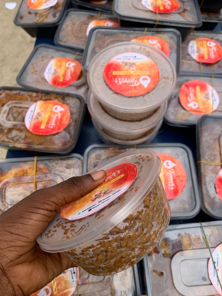 chrystianah_'s tweet photo. Immediately I stepped out 
I sold 4 plates
Two big packs ND 2 small packs
I made ten of these mini plates to give out for free to potential customers 
So they can atleast have a taste of what Tianah's kitchen feels like🤗 https://t.co/MwQKuc9YG9