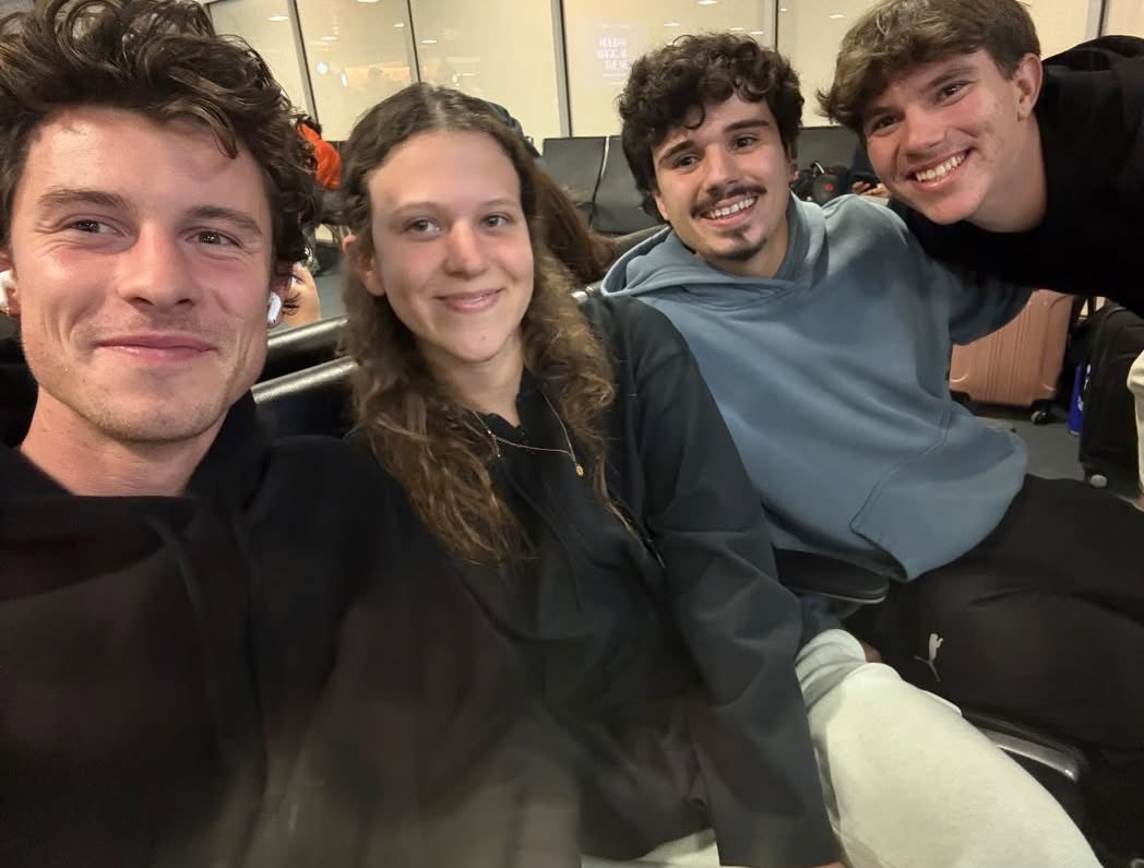 ShawnMendesBRA's tweet image. Shawn Mendes com fãs ontem no aeroporto de New York, a caminho do Brasil 🇧🇷