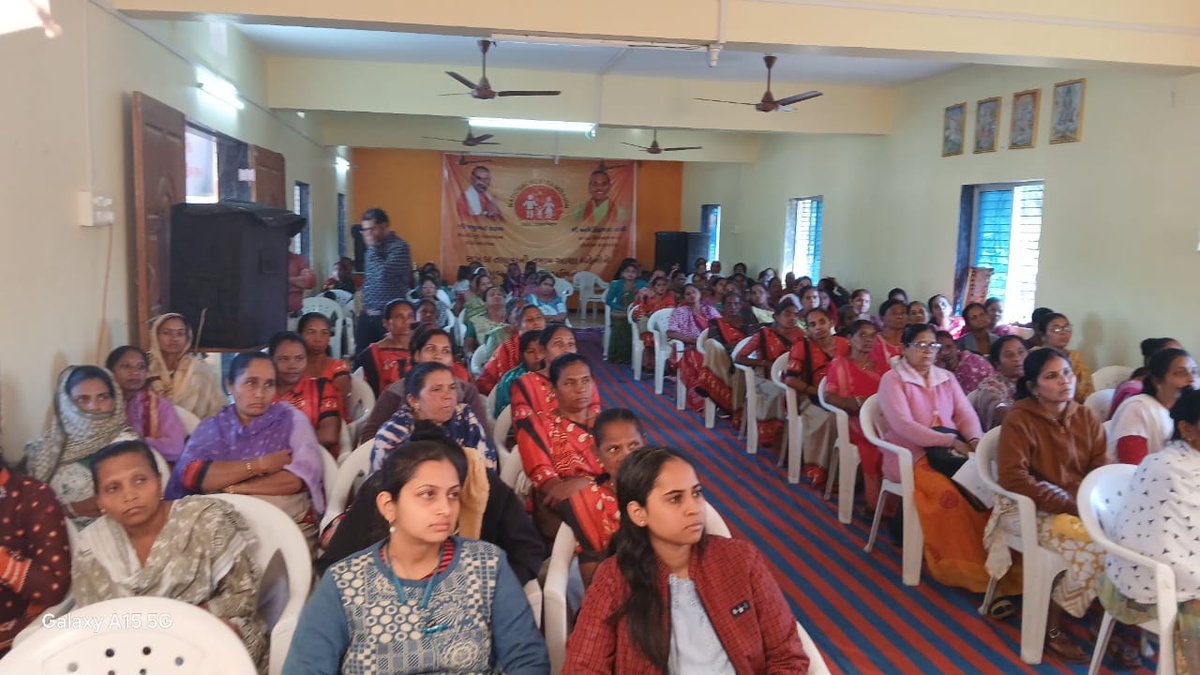 SbccSankheda's tweet photo. સંખેડા ખાતે ભાવિના એજ્યુકેશન ટ્રસ્ટ તેમજ બીપીસીએલ  ના સહયોગ થી આશાબેનો ને ડિજીટલ ડાઇગ્નોસ્ટિક કીટ નું વિતરણ કરવામાં આવ્યું જેમાં સંખેડા તાલુકાના ના ધારાસભ્ય તેમજ મુખ્ય જિલ્લા આરોગ્ય અધિકારી તેમજ તાલુકા હેલ્થ ઓફિસર દ્વારા  કીટવિતરણ કરાયું 
@dieco_cu_health
@collectorcu
@ddocudepur https://t.co/H96DSqnIPG