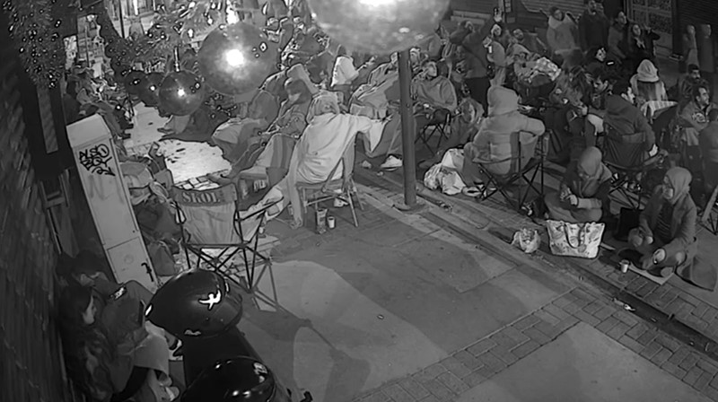 bosunatiklama's tweet image. İzmir'de bir kozmetik mağazasının indirim kampanyası için geceden oluşan kuyruk: