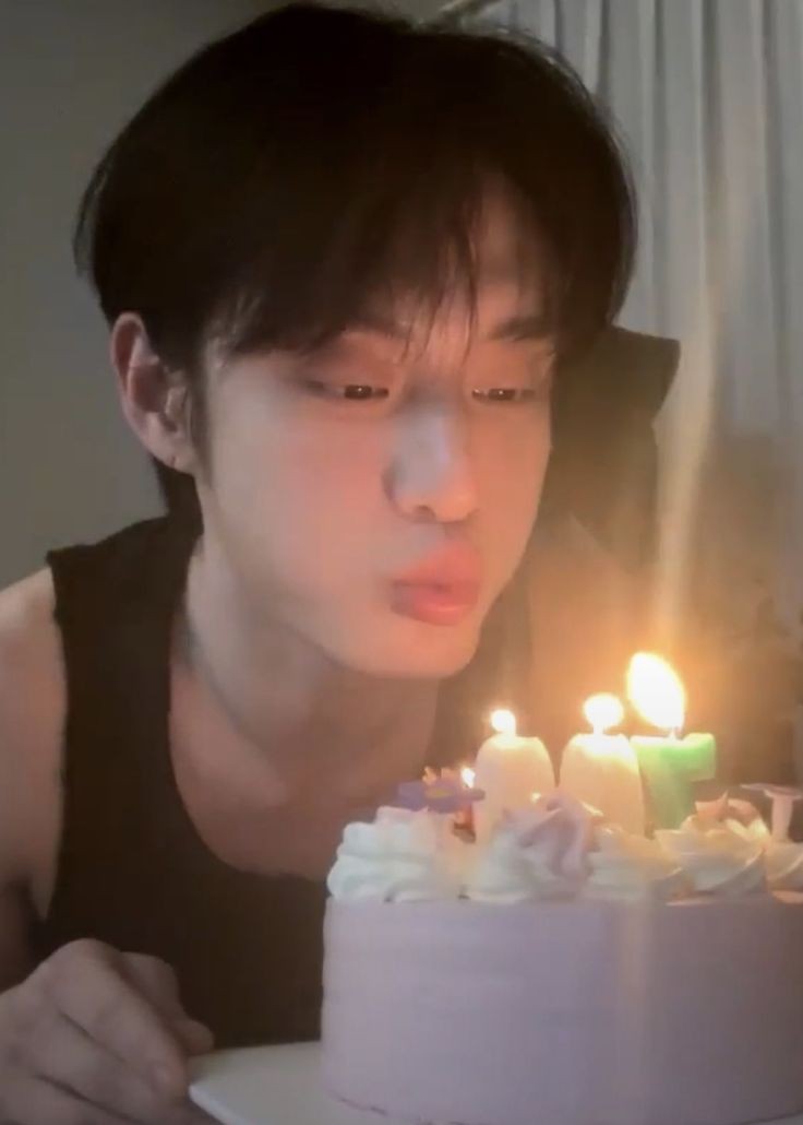 hourlywoong's tweet image. สุขสันต์วันเกิด คิม จีอุง 💙🥳
OUR SHINING STAR KIM JIWOONG

#WinterPrinceJiwoongDay
#지웅이의_세상은_1214도
#HAPPYJIWOONGDAY