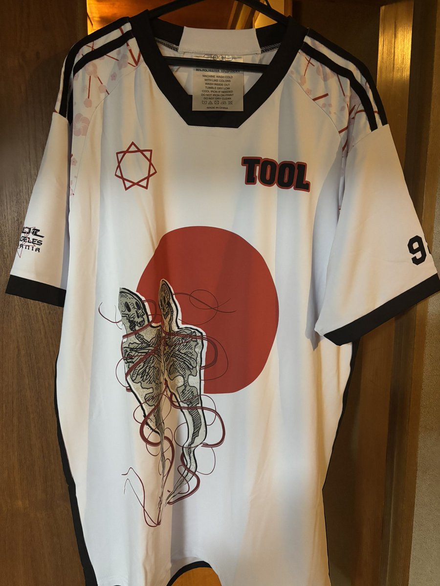 TOOLのサッカーTシャツ思ったよりデザイン良さげ しかも7番様だし。