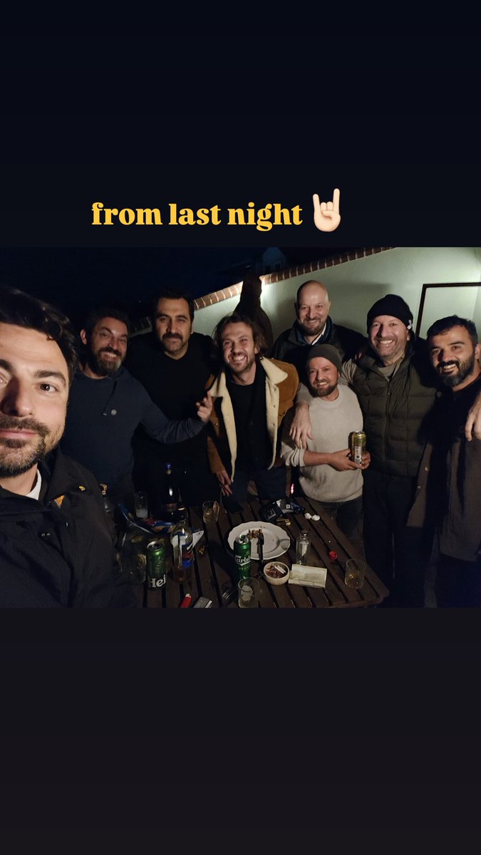 #ArasBulutİynemli with some friends last night.

📸: tolgayasar.p
