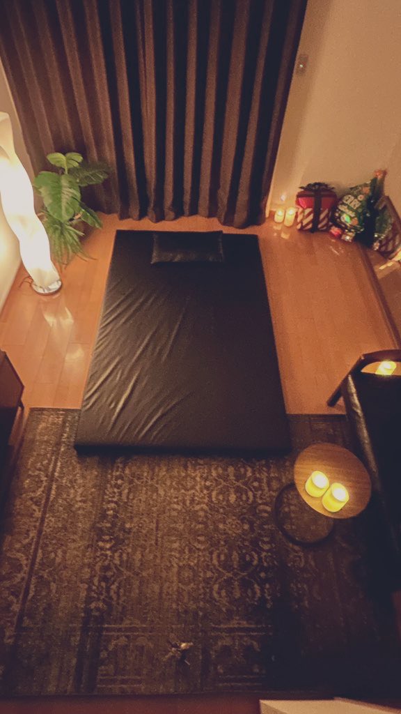 KOKOROnoFRIEND's tweet photo. 広告用の写真撮影してた。そしてクリスマス用の装飾増やした。あと、お客さま用の耐熱グラスを購入し直した。前のは割れた。

今年はいつもより多少多めにクリスマスに浸れたな、と思わせれるようにおもてなしを考えてる。そんなマインドではあるけどイベント��課金できる余裕がないので今年はこれで🙏 https://t.co/GTnUwnNPZL