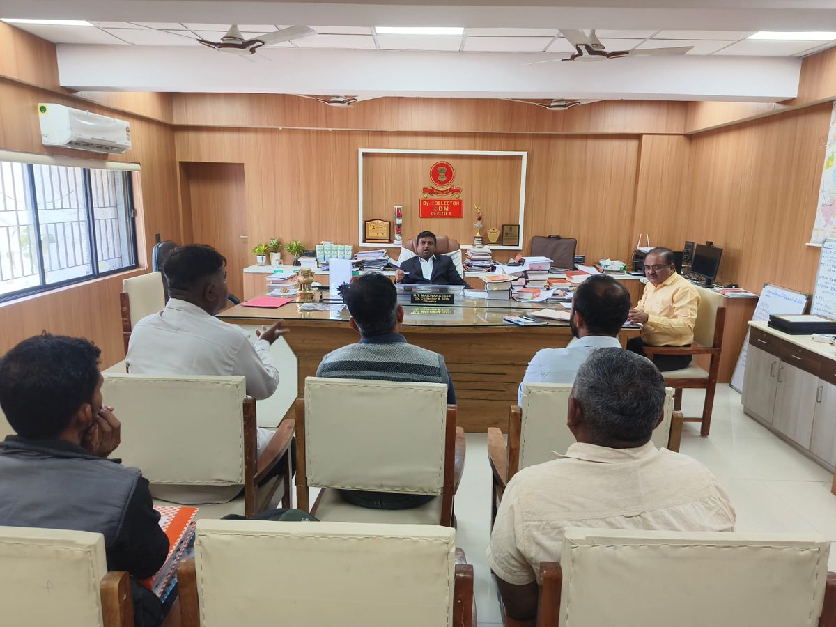 સડલા અને કળમાદ ગામના ખેડૂતો ની સૌની યોજના પાઇપલાઇ બાબતે પાક અને જમીન ના વળતર અંગેની રજૂવાત ધ્યાને લઈ નાયબ કલેક્ટર ચોટીલા એચ. ટી. મકવાણા નાઓએ સંબંધિત અધિકારી / કર્મચારી ની બેઠક બોલાવી ખેડૂતોને યોગ્ય વળતર ચૂકવવા સૂચના આપી.