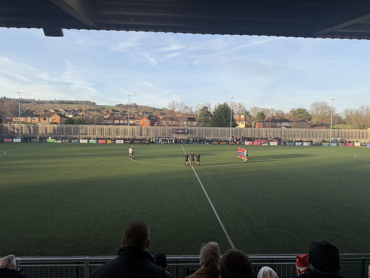 Meadowbank falls silent in memory of Wanderers season ticket holder and former groundsman for Dorking Town, David Morley who passed away last week at the age of 88 🕊️