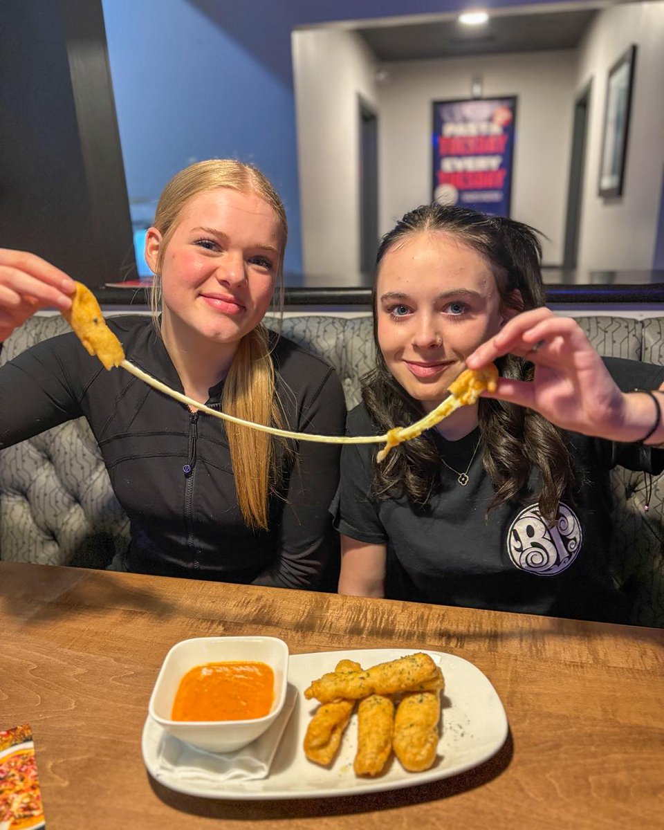 Swipe for a crazy cheese pull 👉🏼🧀

📷 @bostonpizza_princealbert

#BostonPizza #BPLocal #MozzaSticks #HolidayMenu