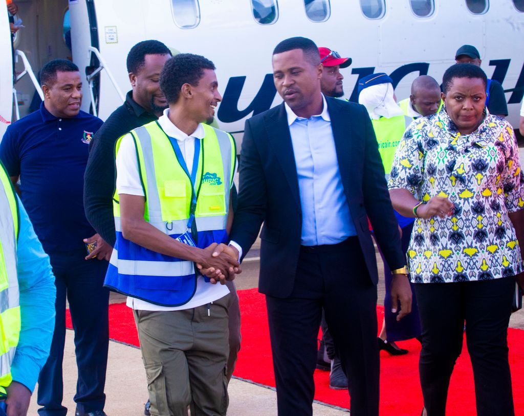 auricair's tweet image. ✈️ Auric Air yazindua safari mpya Kahama ⇄ Dar es Salaam, hatua muhimu kuimarisha muunganiko wa mikoa na fursa za biashara.

Uzinduzi ulihudhuriwa na Mhe. Frank Nkinda, Bi. Glory Absolm, Mhe. Shaban P. Mikongoti na wadau mbalimbali.

#AuricAir #NowFlying #Kahama #DarEsSalaam