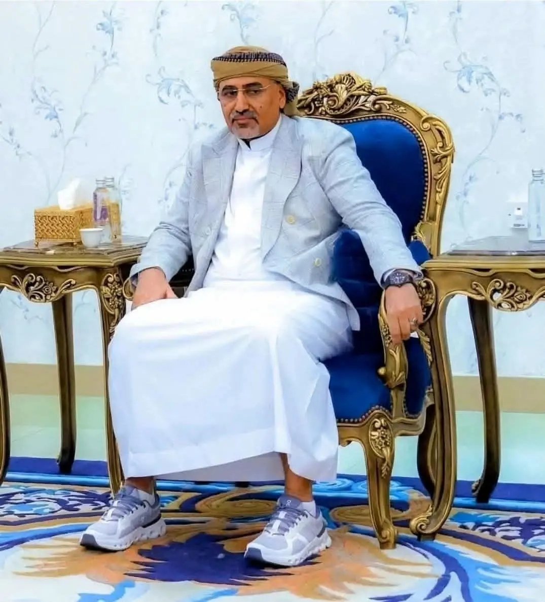 يا منتظر زلتي وايش فيك مستعجل
ايامك تروح وانت تعد في ايامي.

اسألك بالله انت إنسان ما تخجل،
الناس تنظر لوجهي وأنت تنظر لأقدامي

دووووس عليهم يا أبا القاسم ولا تلتفت لنباح 🐕💙