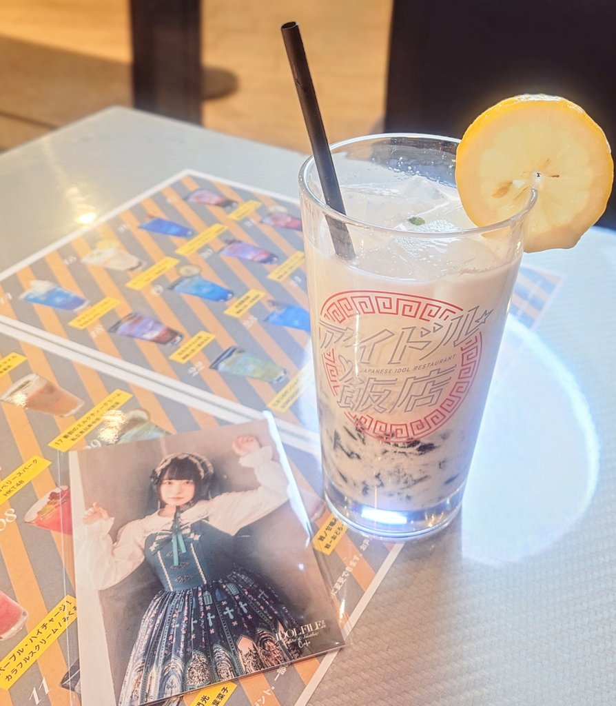 cotoricoro's tweet photo. 大阪にて まおちゃんラッシーでのどを潤し
京都では しずくちゃんお勧めハンバーグの肉汁に溺れた https://t.co/KDEN4w5r4L