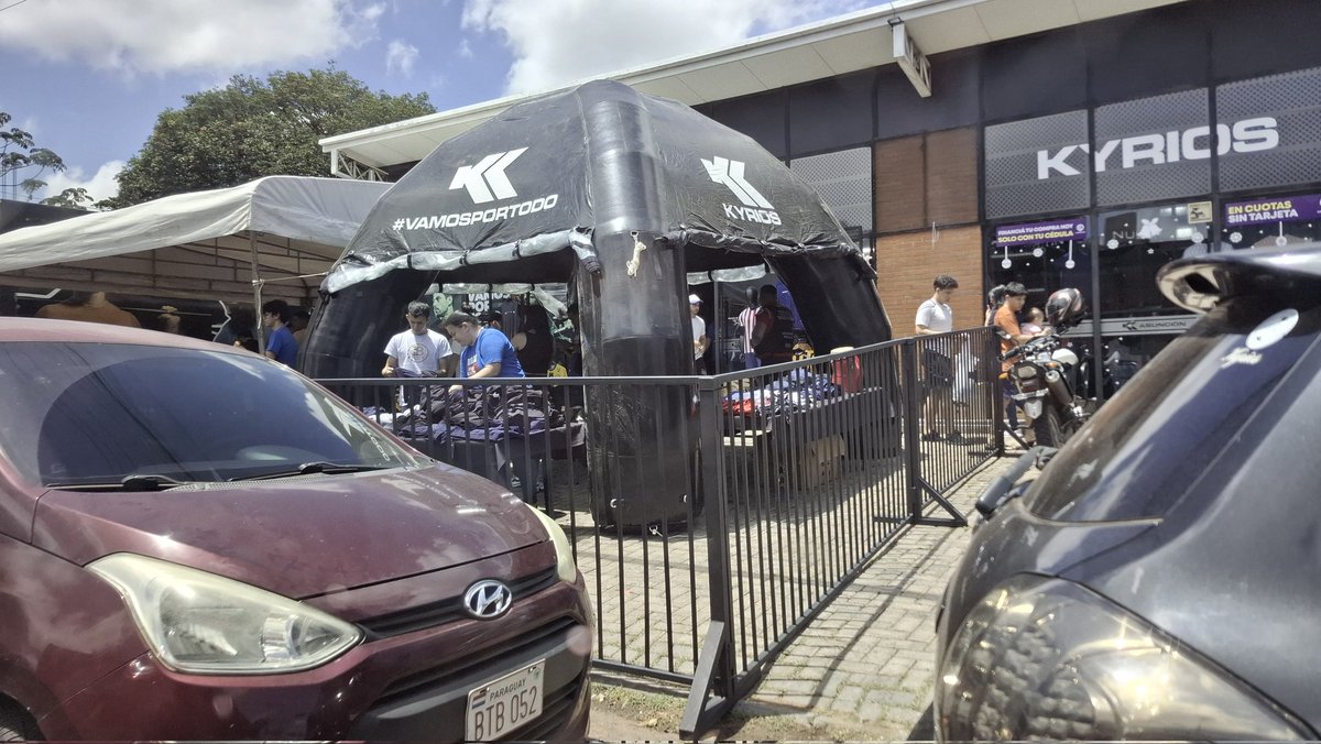 Y después <a href="/kyriospy/">Kyrios</a> <a href="/LuisBogado2/">Luis Bogado</a> y <a href="/AsuncionMuni/">Municipalidad de Asunción</a> ?? Se puede tapar completamente la vereda asi?? Estoe s ahora sobre la calle Lomas Valentinas c/ Brasil.