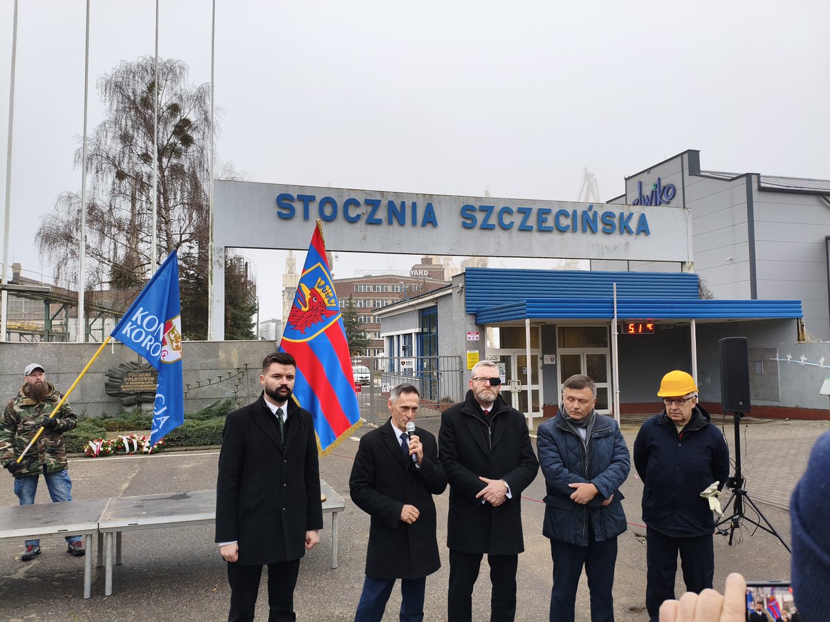 KoronaSzczecin's tweet photo. Dziś, w rocznicę wprowadzenia stanu wojennego, delegacja @KoronyPolskiej na czele z @GrzegorzBraun_  oraz @MAPiskorski , posłem V kadencji złożył kwiaty pod Pomnikiem Ofiar Grudnia 1970. Poległych stoczniowców uczczono modlitwą i minutą ciszy.#RocznicaStanWojenny #UpadekStoczni https://t.co/NOKMLTyBd4