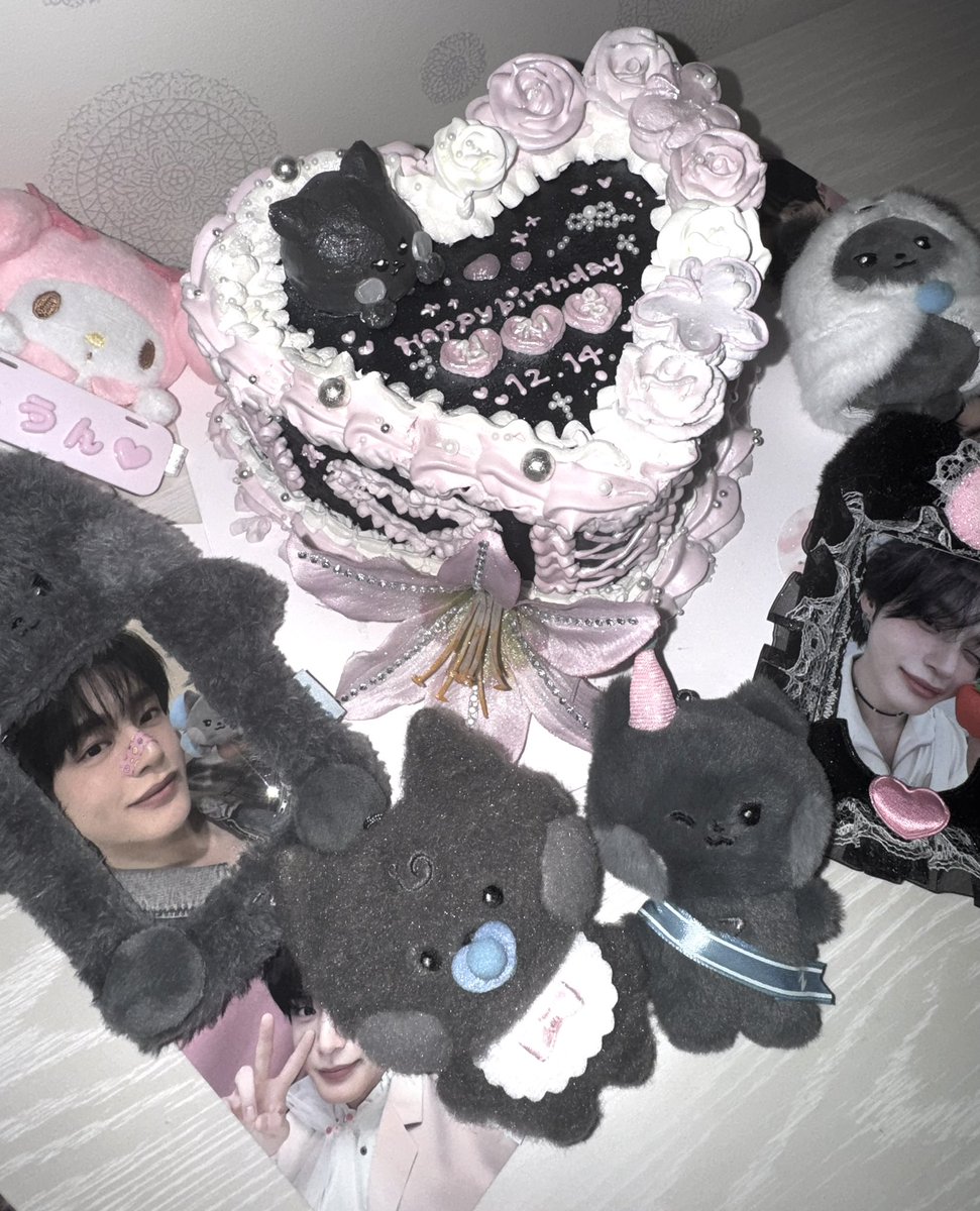kim__1214_'s tweet photo. happy jiwoong day🐈‍⬛🦋
ジウンにとって素敵な1年になりますように🍀🌹
これからもずっとだいすきだよ🩵
#WinterPrinceJiwoongDay
#지웅이의_세상은_1214도
#HAPPYJIWOONGDAY
#김지웅 #KIMJIWOONG #ZB1 https://t.co/qTGgvqnMac