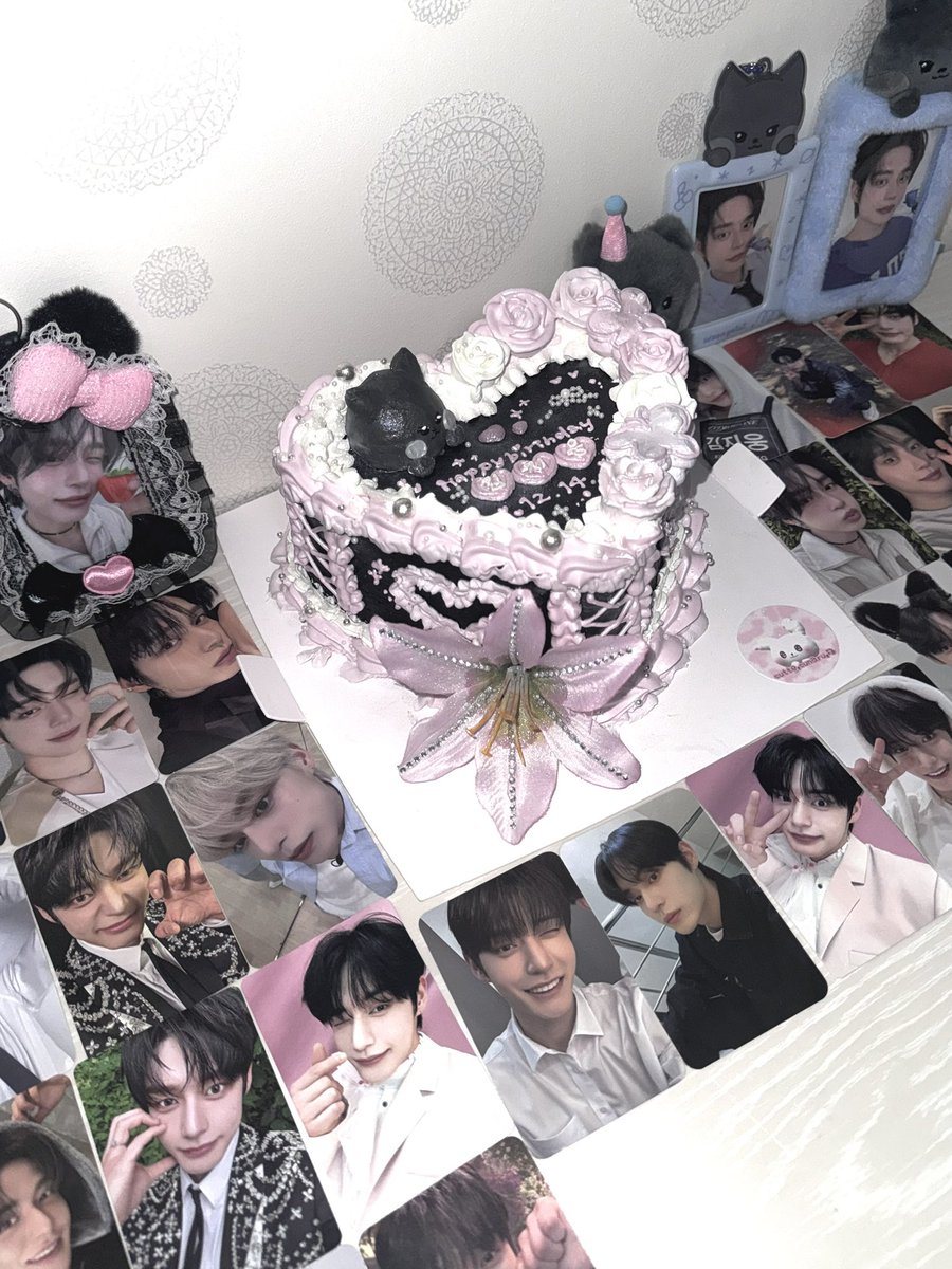 kim__1214_'s tweet photo. happy jiwoong day🐈‍⬛🦋
ジウンにとって素敵な1年になりますように🍀🌹
これからもずっとだいすきだよ🩵
#WinterPrinceJiwoongDay
#지웅이의_세상은_1214도
#HAPPYJIWOONGDAY
#김지웅 #KIMJIWOONG #ZB1 https://t.co/qTGgvqnMac