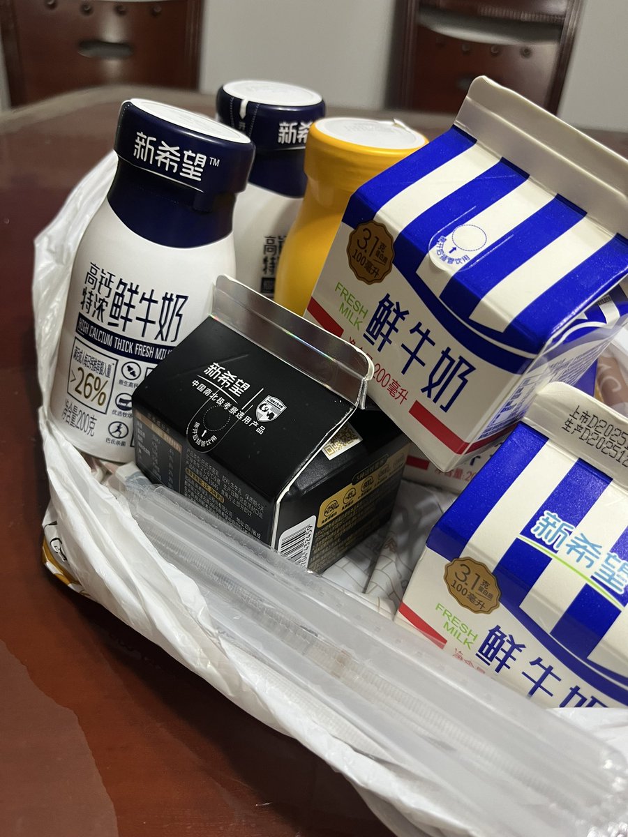 梦小姐刷她用不完的饭卡给我拎过来的鲜奶…
保质期只有七天
她知道我比较中意鲜奶
所以一般会买一周的量😋