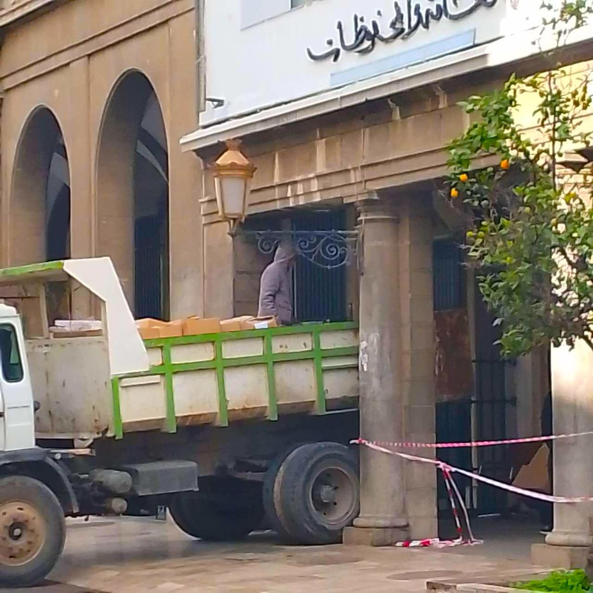 الصورة لعملية  نقل كتب ووثائق نادرة من المكتبة العامة والمحفوظات بتطوان،، بحال ايلا هازين الطوب ولا الرملة، وللإشارة المكتبة تضم في شعبة المخطوطات وحدها حوالي 2400 عنوان، مجموعة في 1076 مجلّد، جميعها مرقمنة. أقدمها يعود إلى القرن الرابع الهجري، و العاشر الميلادي وهي رسالة في