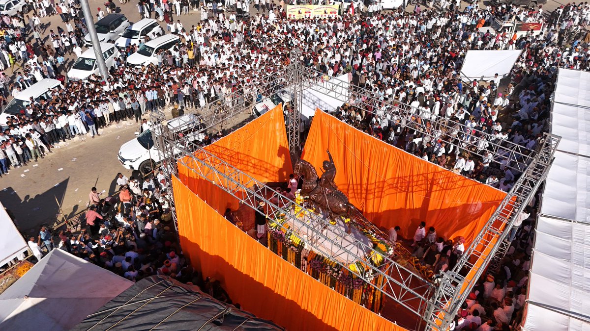 gssjodhpur's tweet photo. माटी से जिनका मन जुड़ा, मन में बसता देश।
बलवंत जीवन दीप हैं, साहस का संदेश॥

बाड़मेर के बाखासर में पूज्य श्री बलवंत सिंह बाखासर जी की प्रतिमा का अनावरण व्यक्तिगत रूप से मेरे लिए एक अत्यंत भावपूर्ण क्षण रहा। 

यह प्रतिमा  साहस, कर्तव्यनिष्ठा और राष्ट्रप्रेम का प्रतीक है, जो पीढ़ियों को प्रेरणा देती रहेगी।