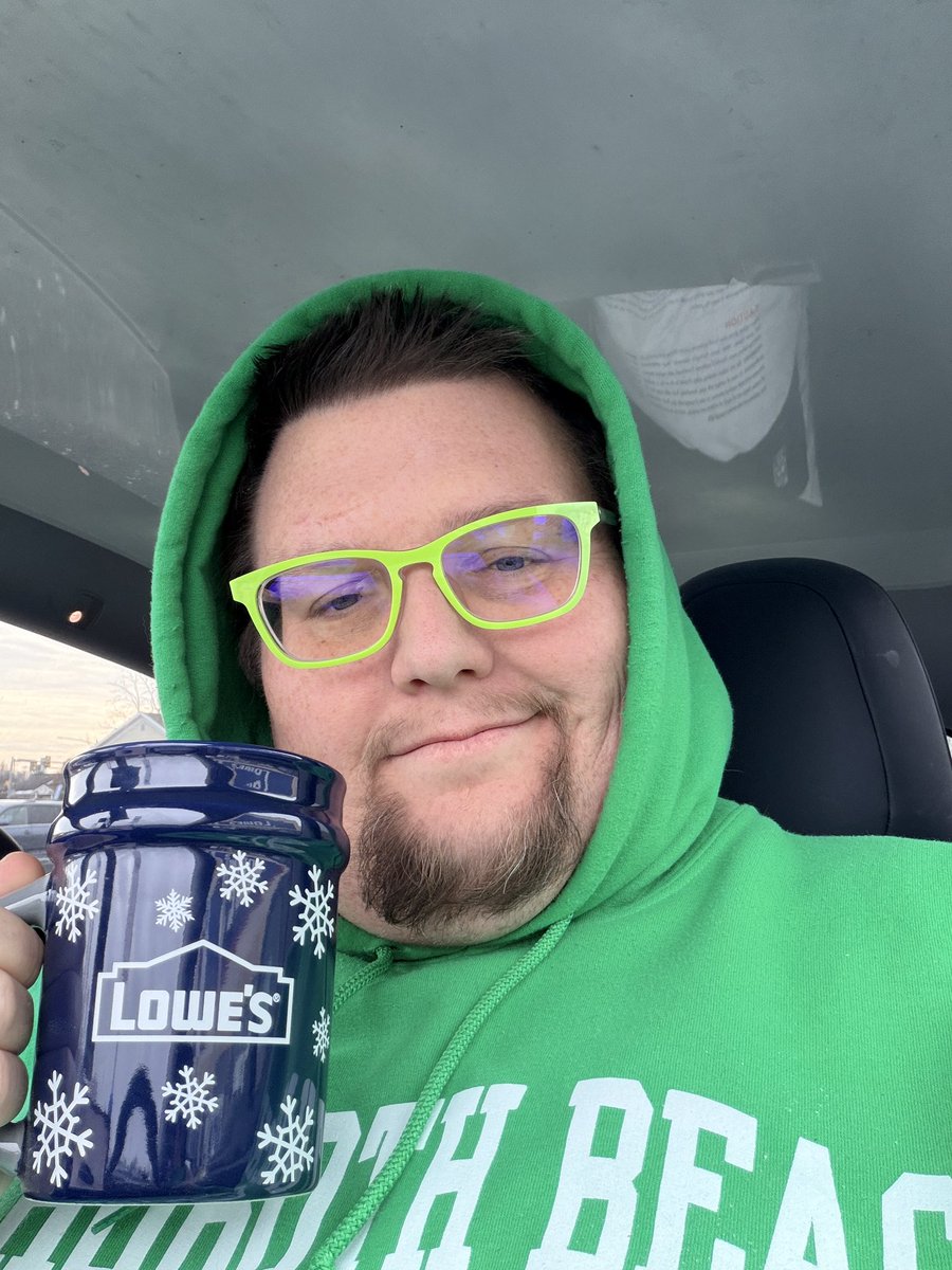 Penguinman5000's tweet photo. Got my free bucket cup from @Lowes https://t.co/IRebkRuJGH