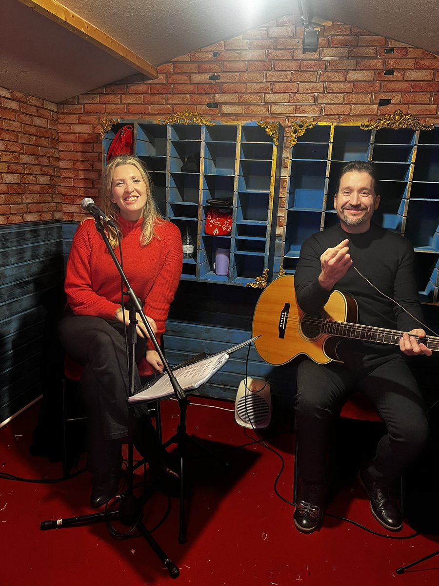 Ayer nuestro escenario de comienzo de actuaciones navideñas fue mágico: el Pueblo Navideño de la Plaza Mayor, con la Gramola: sacáis una bola e interpretamos para vosotros esa canción, además de pasar un ratito increíble. Nos vemos también hoy y mañana de 18:00 a 21:00.
