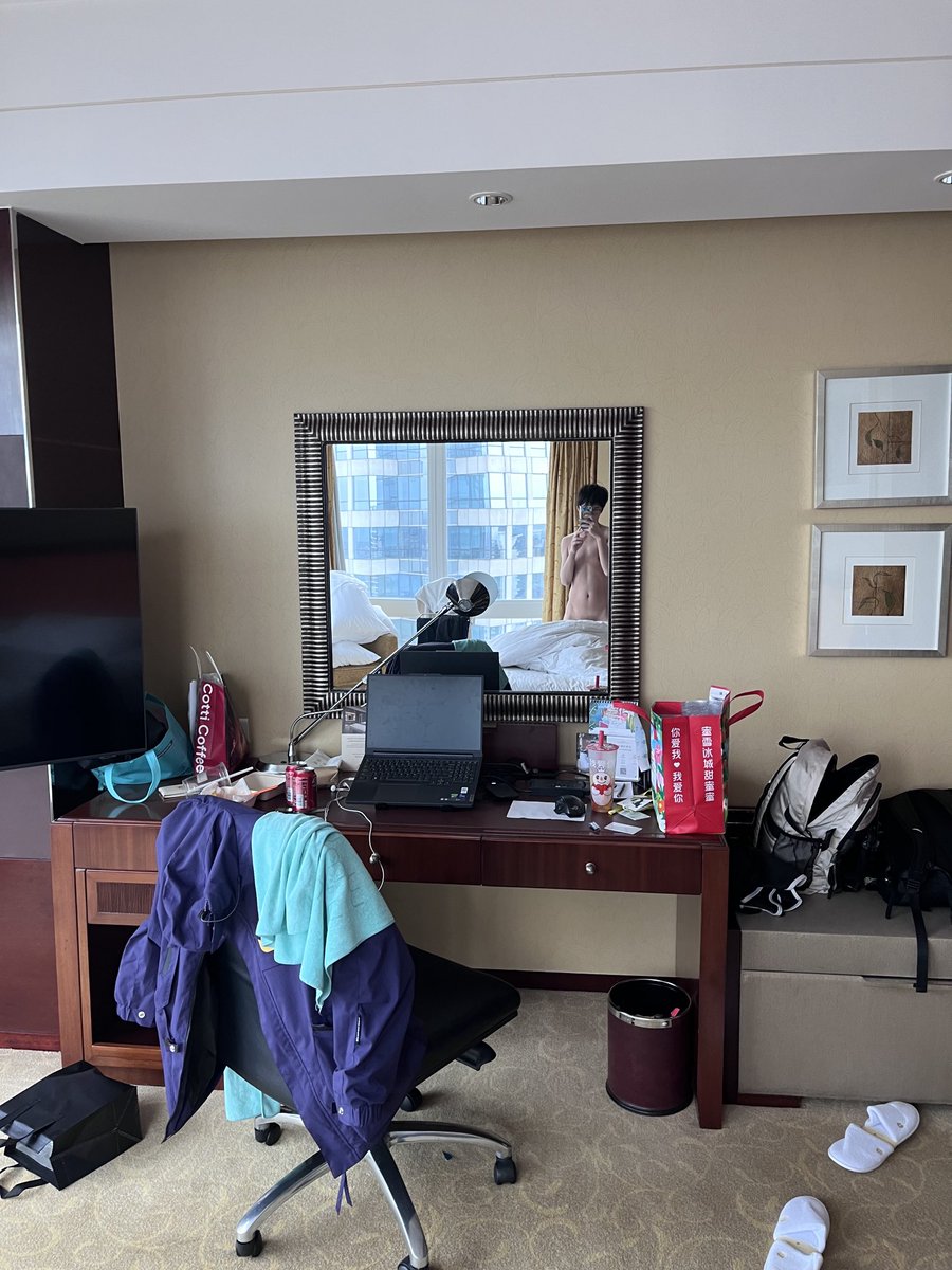 桌子确实太乱，请忽略吧