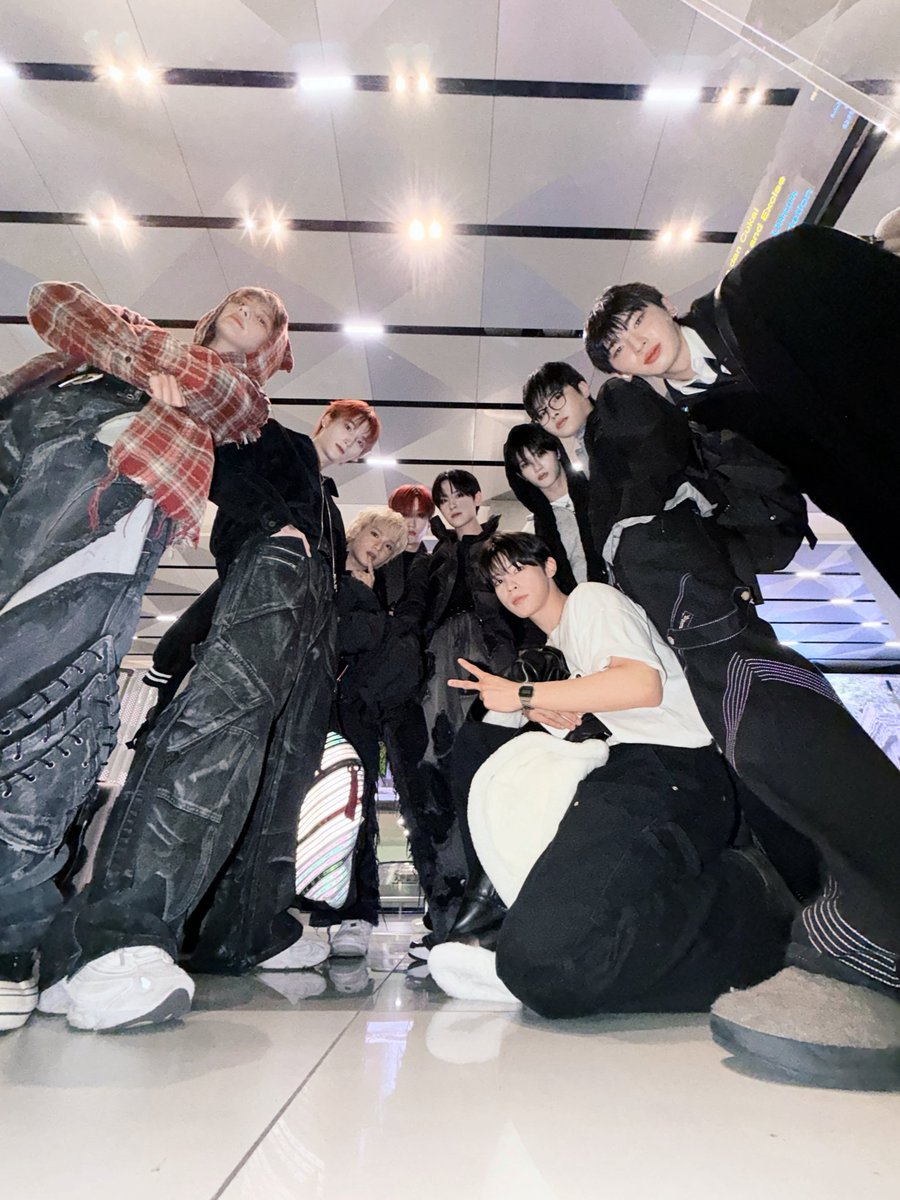 leocrablov's tweet photo. 131225 tanggal cakep✨✨

Aku jaga jarak, karna all member cakep semua, dan yepp aku Insekyur 😭🤙, MasyaAllah Terima kasih yaallah😭😭🤲🤲✨💫
#XODIAC_WelcomeToIndonesia #xbliss #Indonesia https://t.co/kXJwWtTUSk