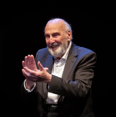 Héctor Alterio: "Nadie puede decir 'soy apolítico' porque esa palabra no existe. Al salir a la calle, aun en la actitud de salir para decir que no, uno está ejerciendo la política. Elegir el 'yo no me meto' es colaborar con algo para que eso continúe: ¿no es política eso?" DEP.