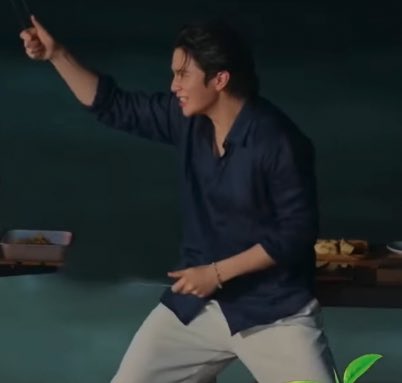 _hrhmdn's tweet image. DID HE WEAR THE BRACELET MOK GIFTED HIM FOR HIS BIRTHDAY OMGGGGG 

WILLIAMEST ROME 1ST MEET 
#WilliamEst1stFMinRome 
#WilliamEst #วิลเลี่ยมเอส