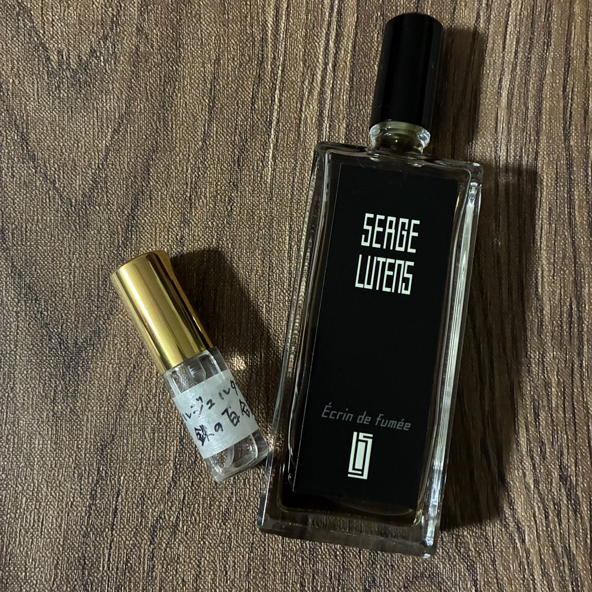 今日の香水は小分けをいただいたセルジュルタンスのラヴィエルジュドゥ