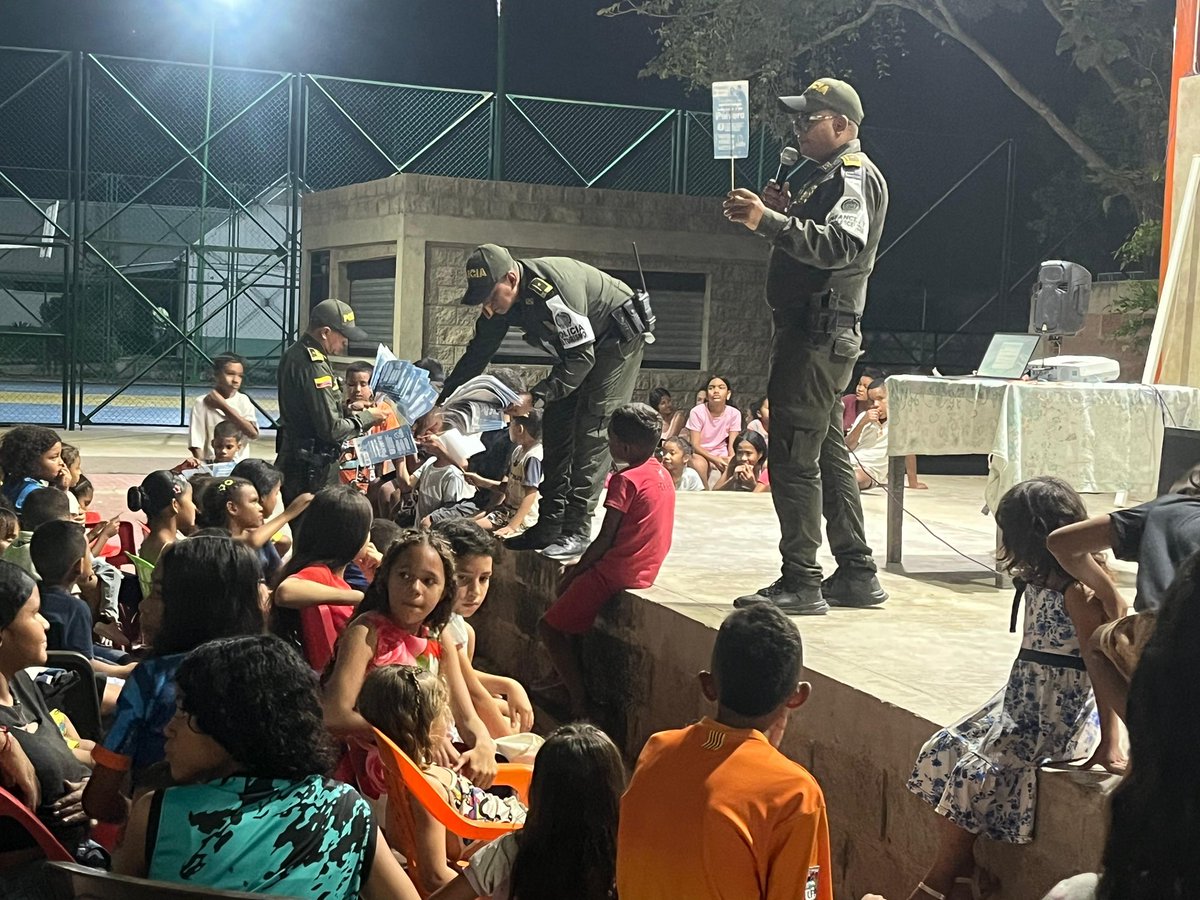 alcaldiabosco's tweet photo. 👮‍♂️👧🧒 En el barrio San Jorge de #Bosconia, el Grupo de Protección a la Infancia y Adolescencia @proteccionponal, Policía de Turismo y Policía Comunitaria realizaron jornada de prevención del uso de pólvora, socializando el Decreto 215 y promoviendo espacios sanos en familia. https://t.co/WzmIV7Ct2R