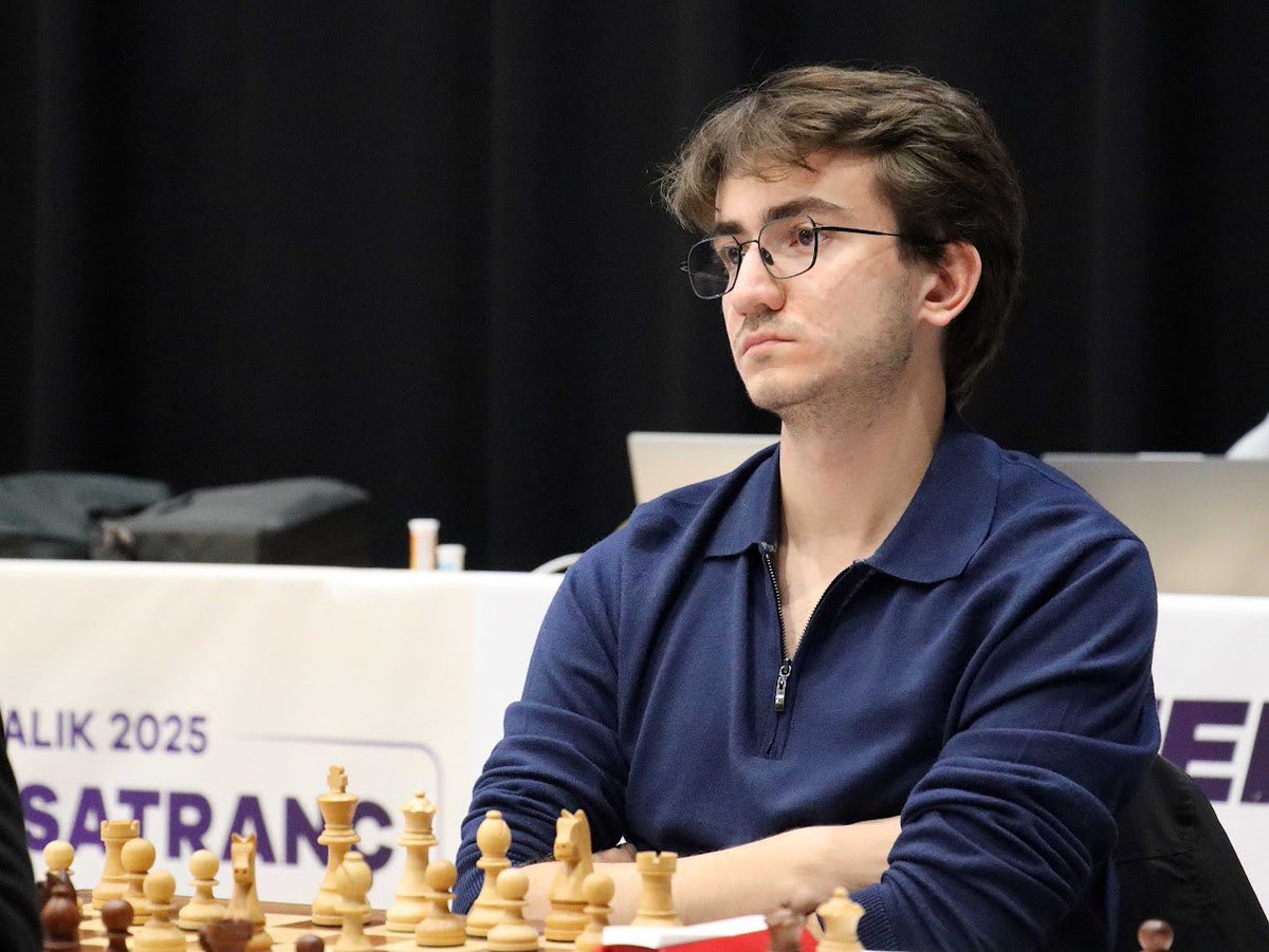 2025 Türkiye Şampiyonu GM Işık Can 

Gaziantep Büyükşehir Belediyesi’nin ev sahipliğinde düzenlenen 2025 Türkiye Satranç Şampiyonası’nda GM Işık Can şampiyon oldu.

Kendisini tebrik ediyor, başarılarının devamını diliyoruz.