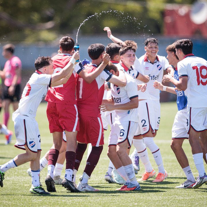 AÑO TRICOLOR

Nacional se consagró campeón en las categorías Sub 14, Sub 16, Sub 17 y Sub 19.
Además fue el ganador de la tabla acumulada de juveniles.
Enorme trabajo de Fernando Curutchet como coordinador de las divisiones formativas.