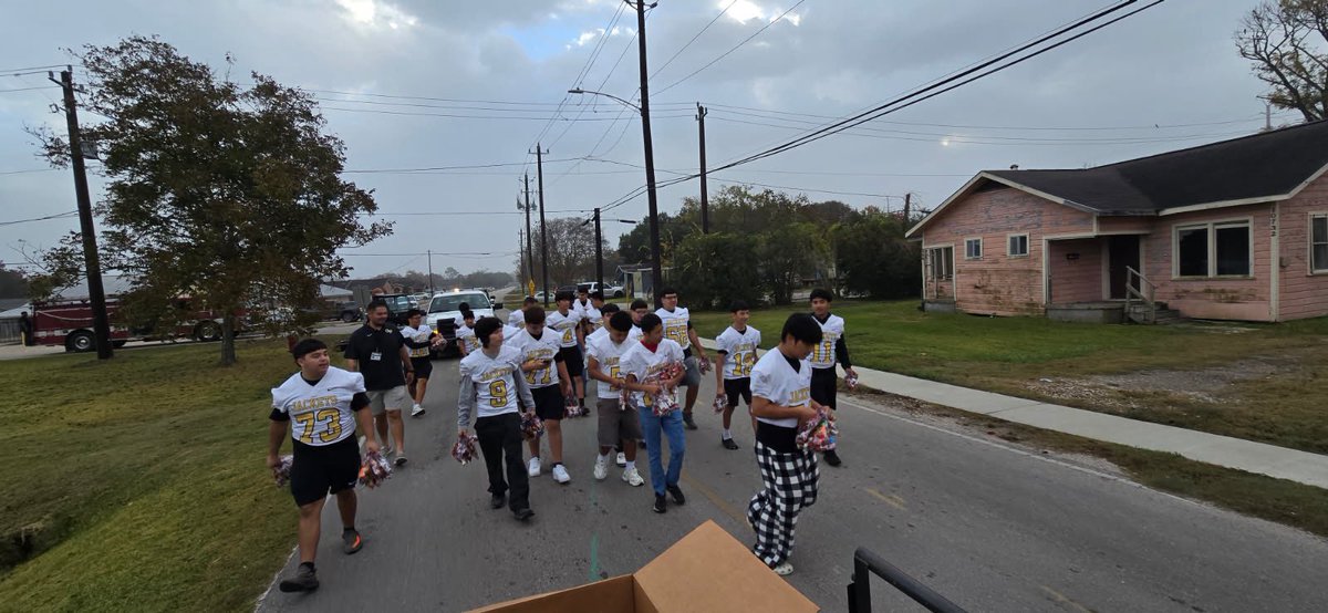 GPHS_Athletics's tweet image. Happy Holidays from Galena Park Athletics! It’s a festive day in Jacinto City! Santa on the Fire Truck🐝 🏈@GalenaParkISD @GPHS_GPISD @KaeWalker2