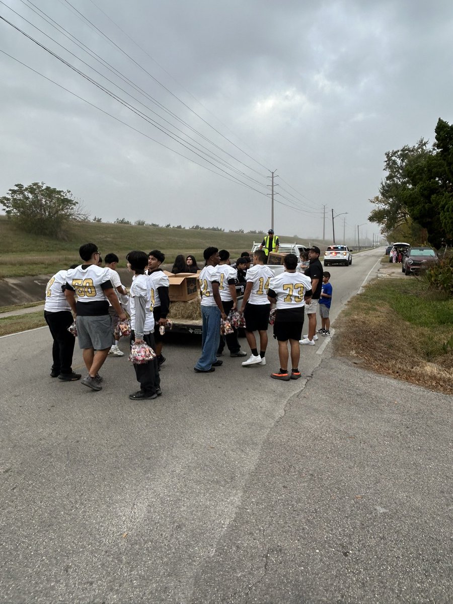 GPHS_Athletics's tweet image. Happy Holidays from Galena Park Athletics! It’s a festive day in Jacinto City! Santa on the Fire Truck🐝 🏈@GalenaParkISD @GPHS_GPISD @KaeWalker2