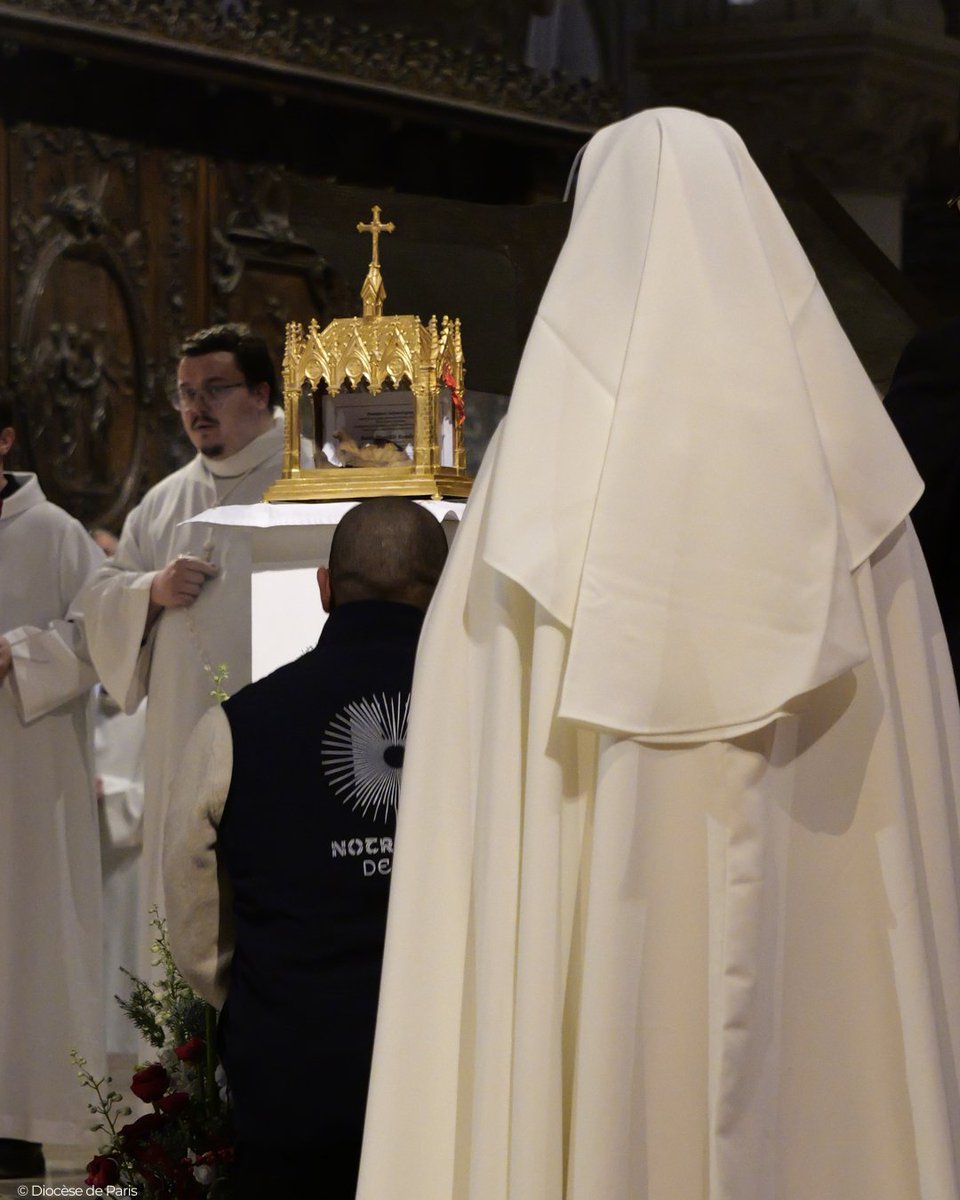 dioceseparis's tweet photo. 🕊️ Les #reliques rappellent que la foi chrétienne s’est incarnée dans des vies réelles.
✝️ Les 50 bienheureux morts en haine de la foi que nous célébrons aujourd'hui ont presque tous été enterrés dans des fosses communes ou ont été brûlés dans les fours crématoires.
🙏 Pour les représenter tous, c'est une relique du bienheureux Maurice Rondeau, prêtre du diocèse de Meaux, mort d'épuisement en Bohème le 3 mai 1945, qui a été choisie.
🌿 Elle est accompagnée d'une croix d’Immortelles devant laquelle nombre d’entre eux ont prié.