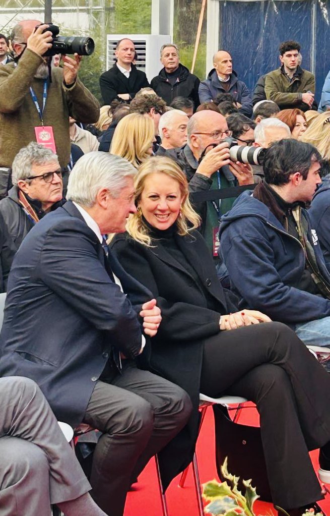 Ad Atreju tanti panel su temi delicati e relatori di primo piano, ho colto l’occasione per confrontarmi oggi con il ministro dell’Ambiente 𝗚𝗶𝗹𝗯𝗲𝗿𝘁𝗼 𝗣𝗶𝗰𝗵𝗲𝘁𝘁𝗼 𝗙𝗿𝗮𝘁𝗶𝗻, parlando di alcuni progetti che riguardano la Sicilia.

Un momento utile per portare