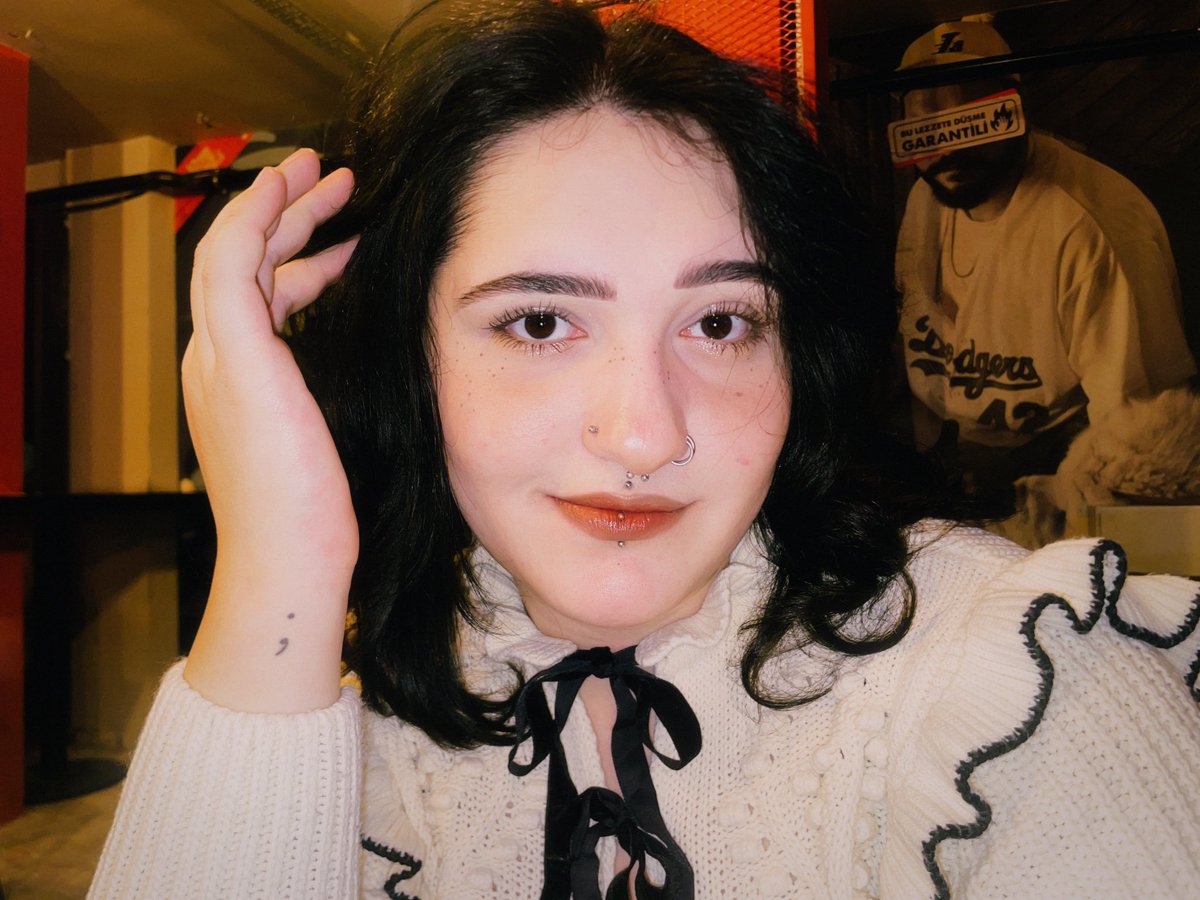 vanteul's tweet image. iki taraftan iki farklı insan gibi duruyorum