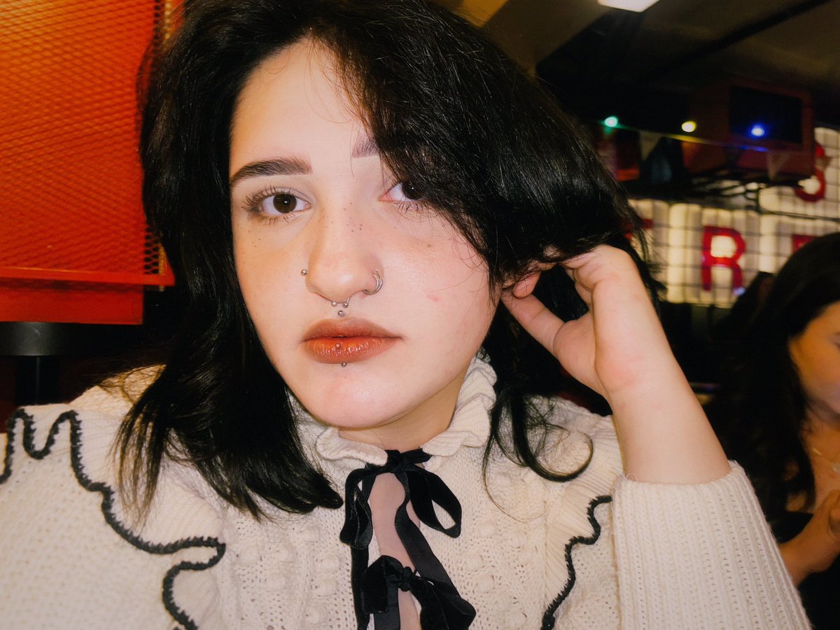 vanteul's tweet image. iki taraftan iki farklı insan gibi duruyorum