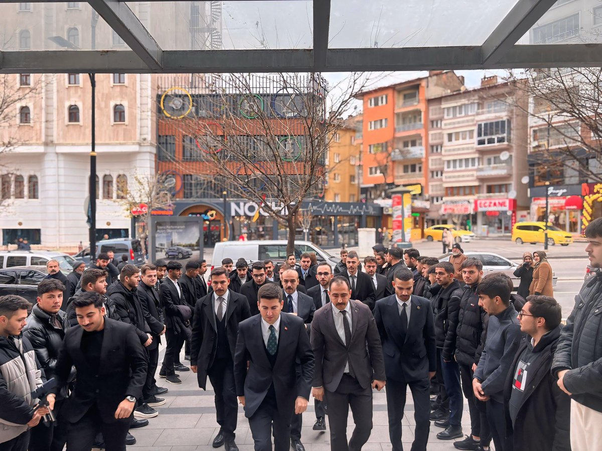 Ülkü Ocakları Sivas İl Başkanlığımızı ziyaret ederek genç ülküdaşlarımızla bir araya geldik.🐺

Türk gençliği, bilgiyle güçlenip ülküyle yürüdüğü sürece; istikbalimiz sağlam bir istikametle şekillenecektir. 🇹🇷