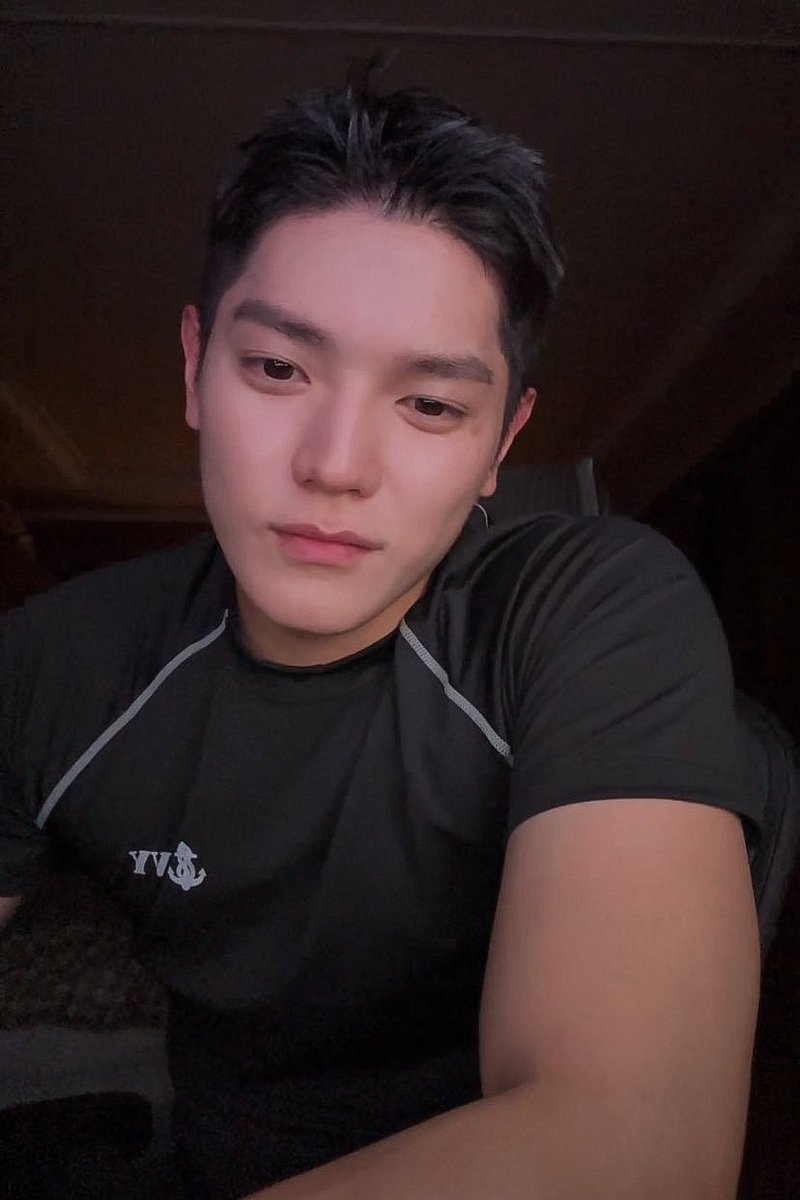 The long wait is over.

He has been an inspiration as an idol, but he also became an inspiration to his comrades within the Navy.

And now he returns, safe and sound. Filled with stories to tell and experiences to share. 

The one and only Lee Taeyong is BACK.

#OurTAEYONGisBack