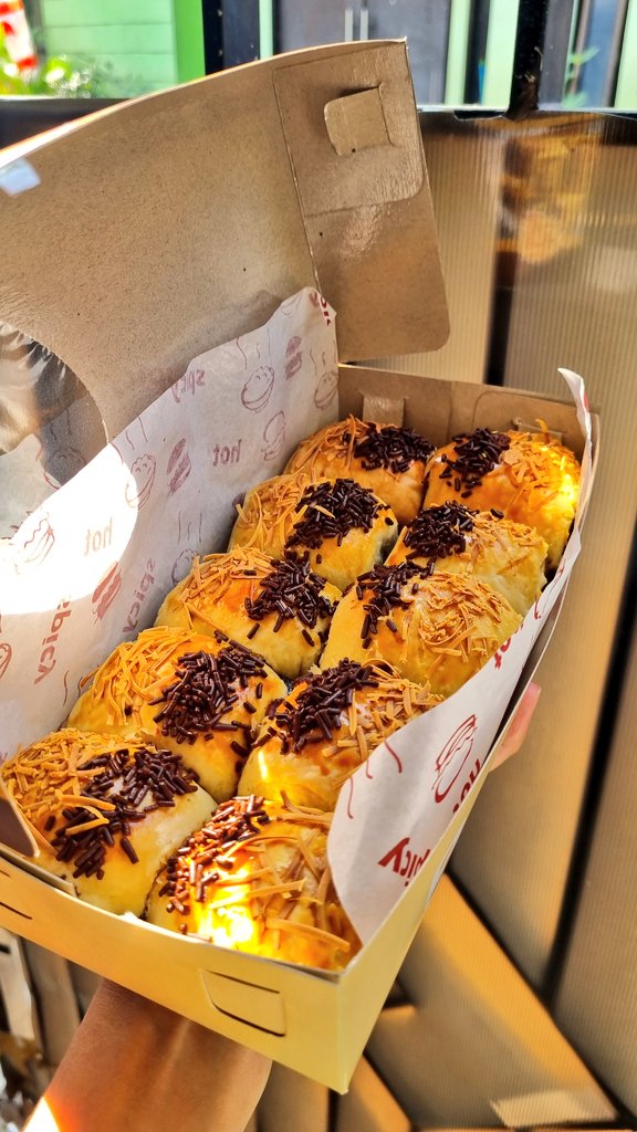 ballerinya's tweet photo. haii boleh bantu rt/share?

aku jual Bolen homemade isi pisang coklat keju 1 box isi 10 55rb aja bolennya pada endutt 🙀 dijamin pengen isinya ga kopongg yaa 🥰 https://t.co/NlVuUXPyxR