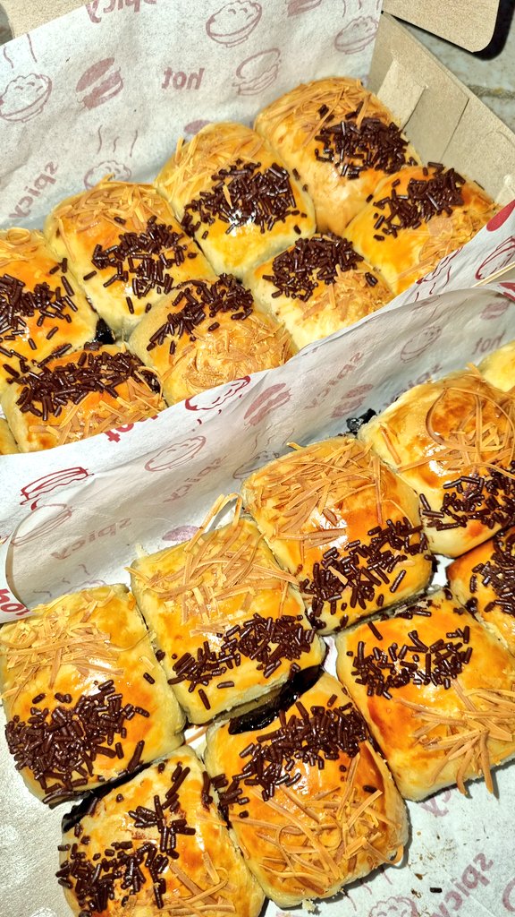 ballerinya's tweet photo. haii boleh bantu rt/share?

aku jual Bolen homemade isi pisang coklat keju 1 box isi 10 55rb aja bolennya pada endutt 🙀 dijamin pengen isinya ga kopongg yaa 🥰 https://t.co/NlVuUXPyxR