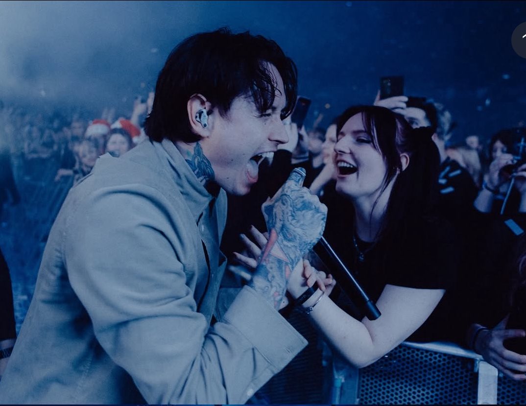 I don’t know who this girl is, but I just wanted to say, that this truly is a beautiful picture of a special moment captured that I’m sure she will cherish forever. I even sent it to all my friends saying how beautiful this shot is 🖤🖤🖤