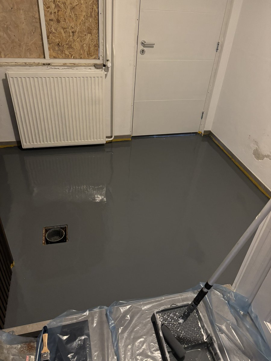 Afgelopen week de laatste klusjes in ons huisje. Alle schoorstenen van het dak. Laatste deur en kozijn vervangen. Vandaag de lelijke bordeauxrode vloer een andere kleur gegeven. Morgen nog maar een laagje aanbrengen.