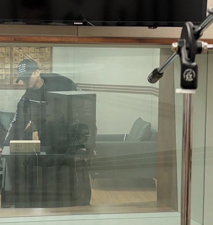 binseolovely's tweet image. seungmin has perfected the art of soft launching changbin like this is peak lowkey bf vibes