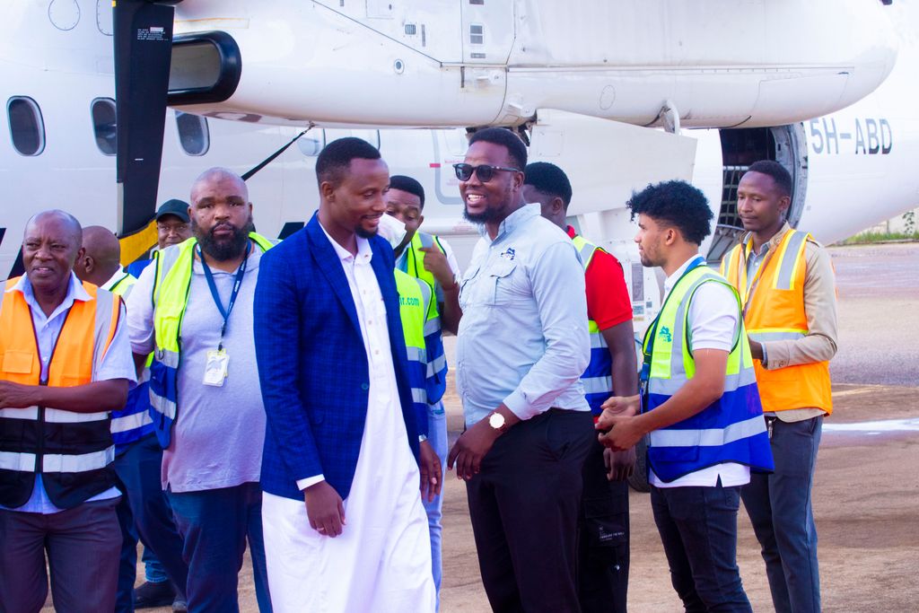 auricair's tweet image. ✈️ Auric Air yazindua safari mpya Kahama ⇄ Dar es Salaam, hatua muhimu kuimarisha muunganiko wa mikoa na fursa za biashara.

Uzinduzi ulihudhuriwa na Mhe. Frank Nkinda, Bi. Glory Absolm, Mhe. Shaban P. Mikongoti na wadau mbalimbali.

#AuricAir #NowFlying #Kahama #DarEsSalaam