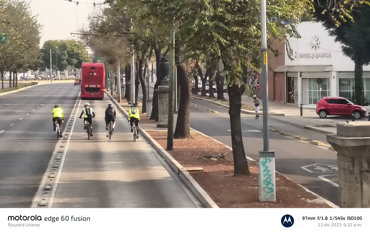 RickyFanflex's tweet image. Y aquí una vez más los ciclistas haciendo uso de su... Esperen es carril confinado y su ciclovía sin usar en la lateral y retando al @MetrobusCDMX
Y así quieren más ciclovías