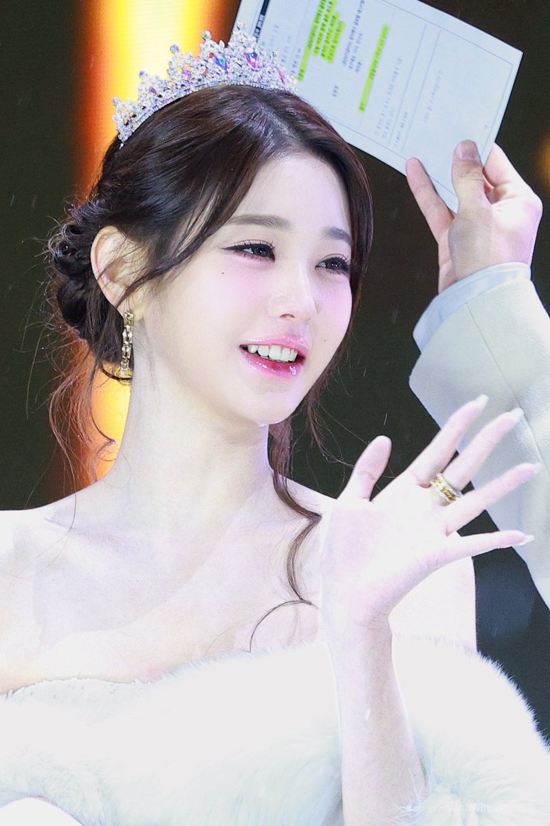 her side profile, her precious smile, the tiara 👑 everything is beautiful with Wonyoung