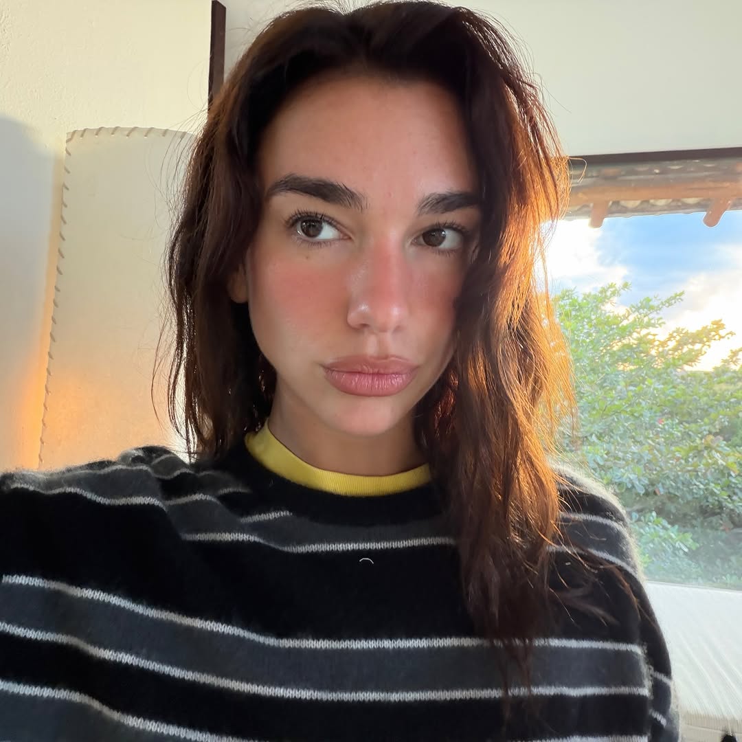 dualipanoticia's tweet photo. dua lipa con su nuevo color de pelo 💇🏽‍♀️ https://t.co/UgZavSdDdW