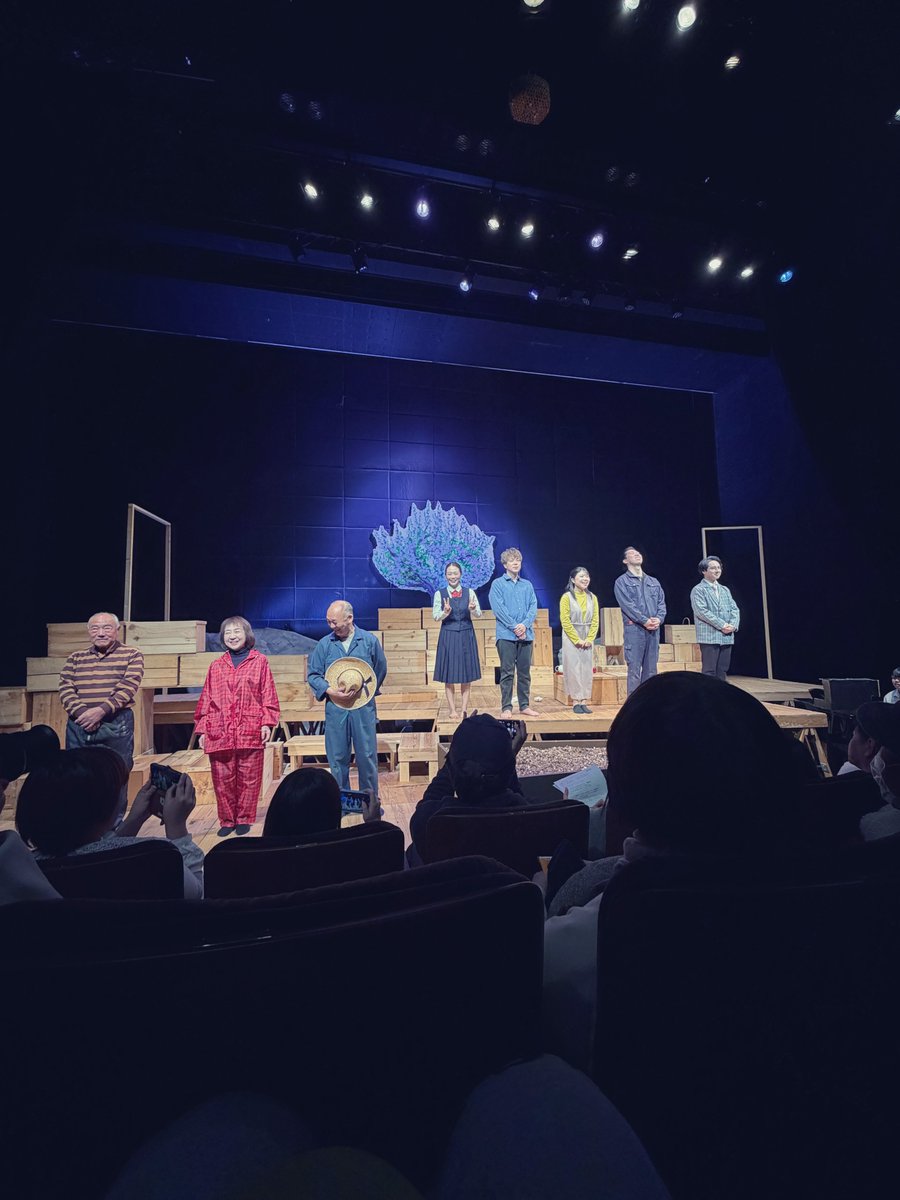 三上陽永さん演出、世良啓さん原作・脚本『home～りんごさんのうた～』青森公演を県立美術館シアターにて観劇。津軽の土や海、まちや自然の過去といま、そしてこれからを思い描くファンタジー。山崎薫さんの歌唱に心を震わせ涙腺崩壊。来年1月の東京公演も観に行こう🍎🍏 #home東京 #ぽこぽこクラブ